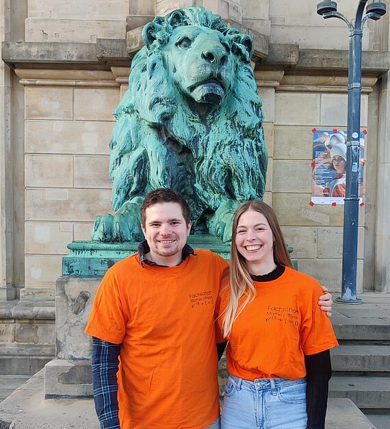 Das Organisationsteam der Orientierungswoche vor dem Hauptgebäude